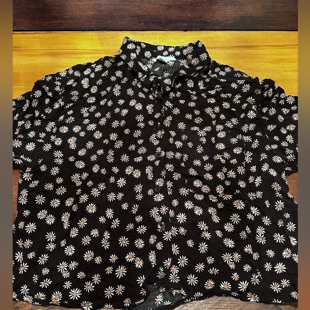 Women’s S American Eagle Cropped Button Down Blouse with Collar, Black w/ Flower